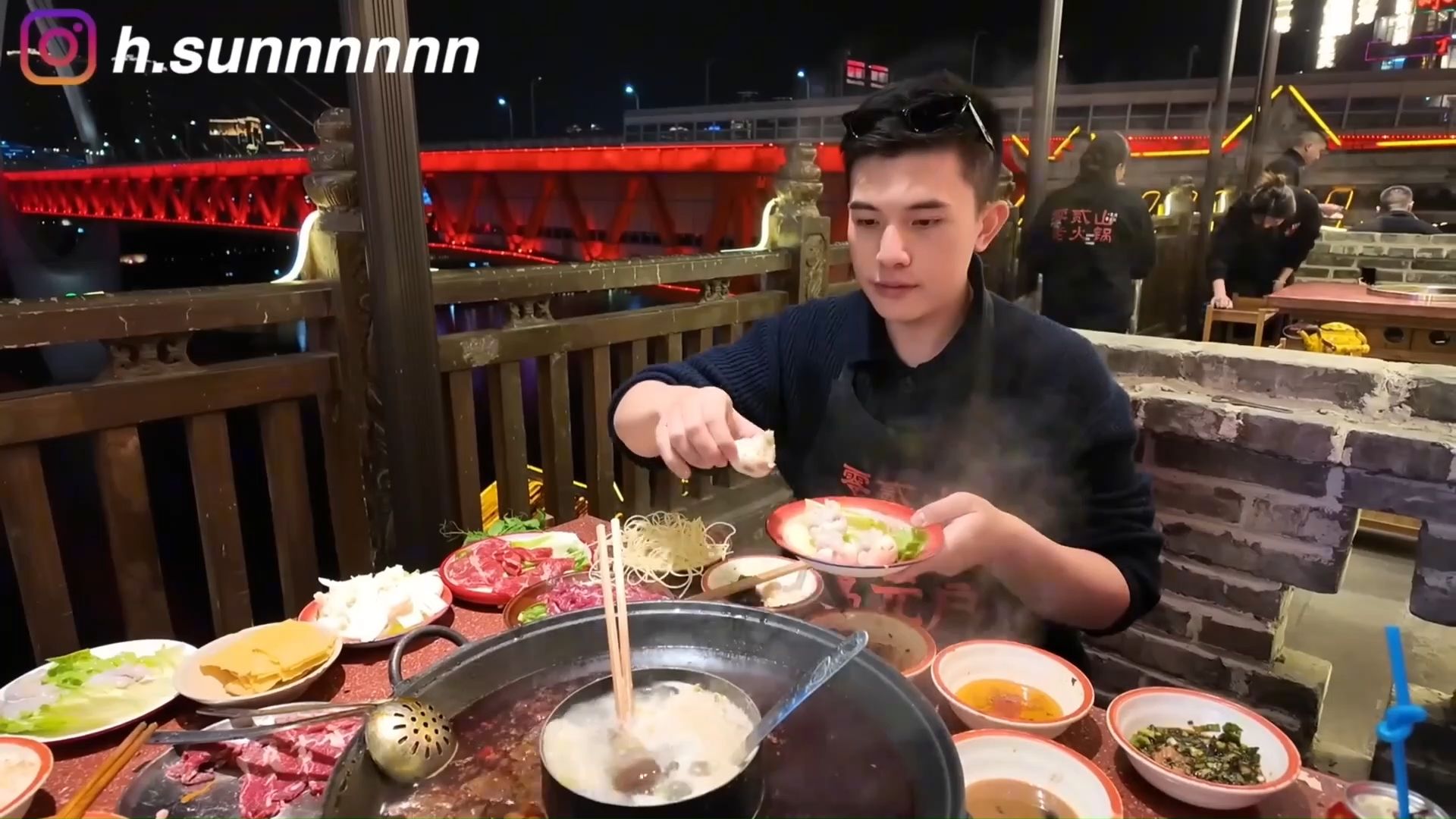 Episode 3 | A handsome boy from Taiwan travels to Chongqing, takes the first-class seat of the Mainland High Speed ​​Rail for the first time, tastes a 12-yuan box lunch, and visits the internet-famous attraction Hongya Cave