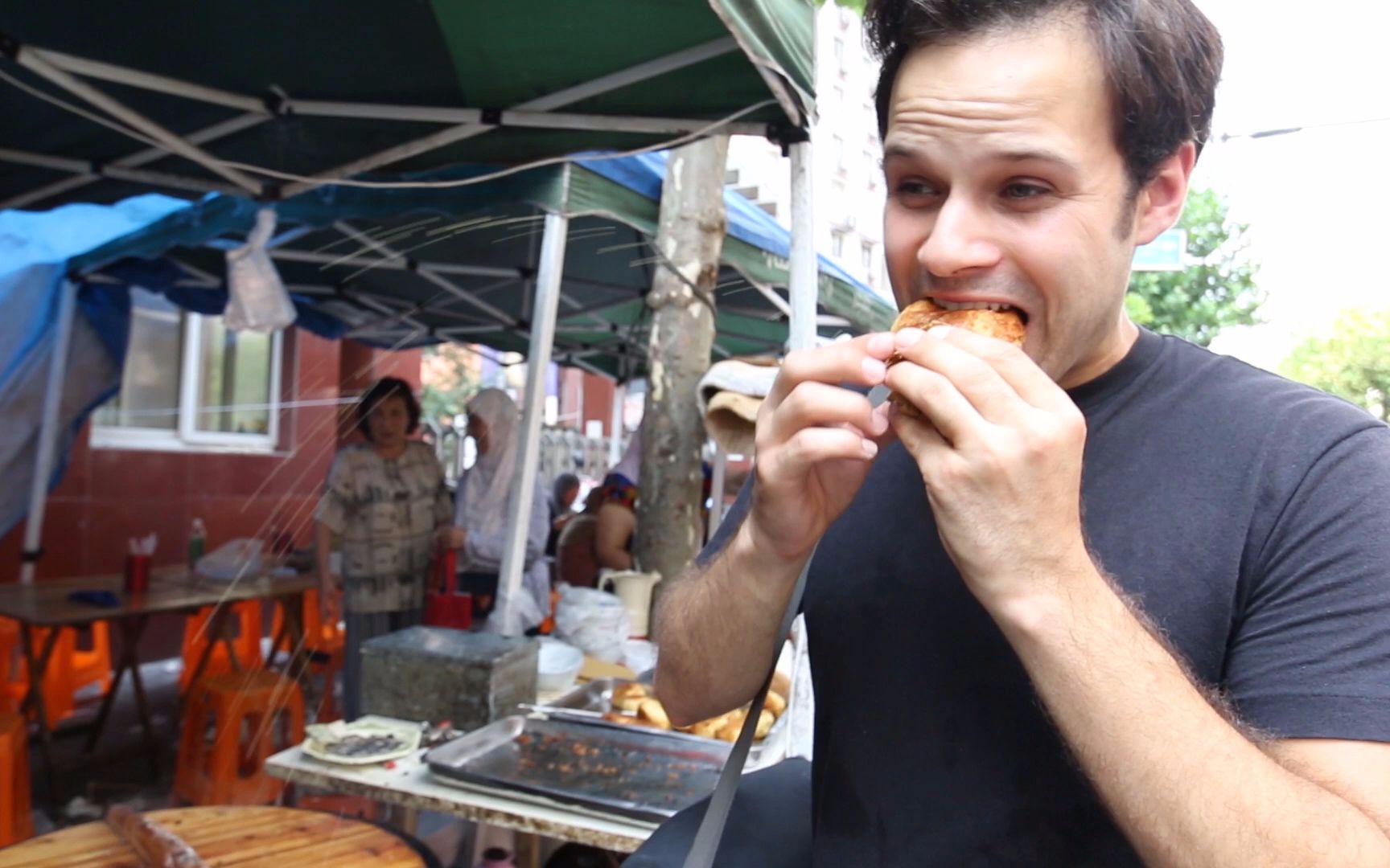 [Foodie Foreigners] Travel to Shanghai and eat famous snacks all over the country