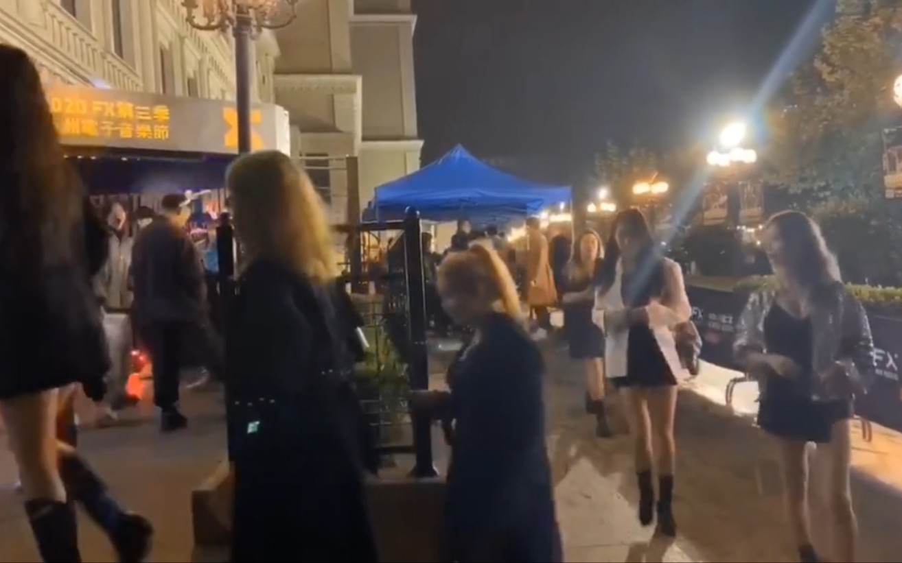 Visit the top bar in Putuo, Shanghai: FIRST! There were all beautiful models when we entered. The scene was very shocking.